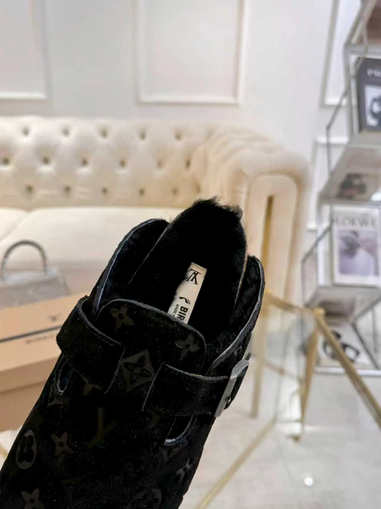 p600 ✨ LV wool slippers for couples｜Even the toes exude a sense of luxury ✨ We have achieved the ultimate restoration of the "high version" of this pair of LV classic Birkenstock slippers, with the mark of luxury in every detail. 👫 ▫️ Original jacquard with delicate cowhide leather, retro texture is at your fingertips; ▫️ 100% pure wool lining, wearing barefoot is like stepping on clouds, skin-friendly, breathable and not sweaty; ▫️ Three-dimensional toe cap + non-slip rubber sole, safe and secure when walking in the wind.  The belt buckle and presbyopia elements are embellished, revealing the aura of a big-name brand in a low-key manner. Whether it is on a date or out on the street, every step is like walking in the middle of a show.  Pair it with jeans for a lazy and casual look; with a coat and skirt, it will look elegant. With one pair of shoes, you can easily switch between multiple styles, and you never have to be deliberate about the sense of luxury.  #LVcouples #high-endwear #lightluxurylife #quality recommendation Fabric: classic presbyopia/imported sheepskin/classic jacquard fabric Lining: imported wool lining Sole: original rubber sole Size: Female 35-41 Male 38-46